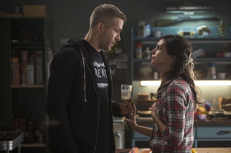 Wade (Ryan Reynolds) bekommt die Diagnose, er habe Krebs im Endstadium. Ein Schock für ihn und seine Freundin Vanessa (Morena Baccarin). Wade (Ryan Reynolds) bekommt die Diagnose, er habe Krebs im Endstadium. Ein Schock für ihn und seine Freundin Vanessa (Morena Baccarin).