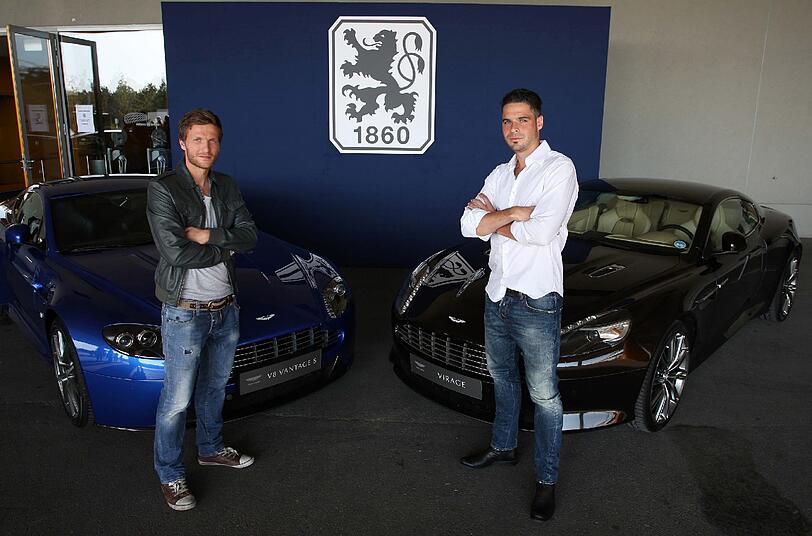Gruppenbild mit Autos: Funktionäre, Chefs und Spieler mit Autos des neuen Sponsors.