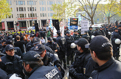 Etwa 20 Kundgebungsteilnehmer, über 1.000 Polizisten und insgesamt etwa 1.500 Gegendemonstranten: Das ist die Bilanz vom Münchner Demo-Samstag.