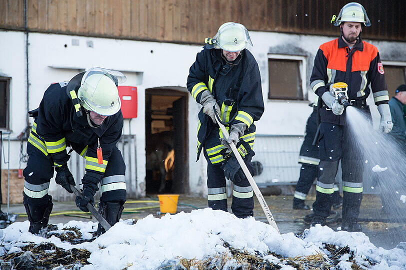 Da die Feuerwehr von einem Hausbrand ausgegangen war, war sie mit mehreren Fahrzeugen und schwerem Gerät angerückt. Das Feuer war schnell gelöscht.