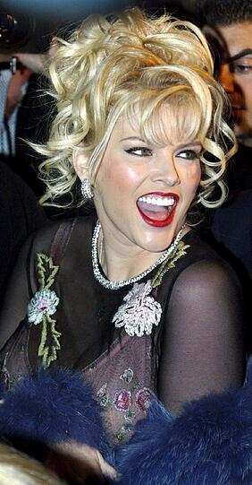 Das ehemalige Playmate Anna Nicole Smith posiert in New York City im Blitzlichtgewitter der Fotografen