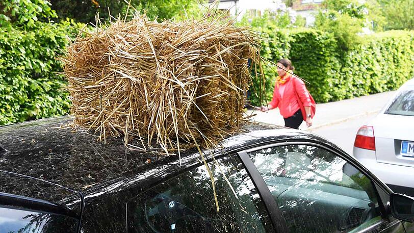 In Ramersdorf legten Unbekannte Strohballen auf Autos.