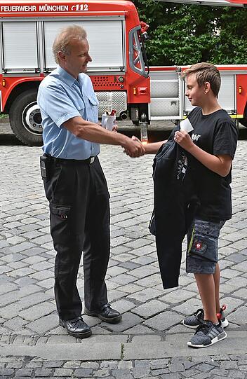Am Samstagvormittag kam der junge Lebensretter mit seinen Eltern in die Münchner Hauptfeuerwache zu Besuch.