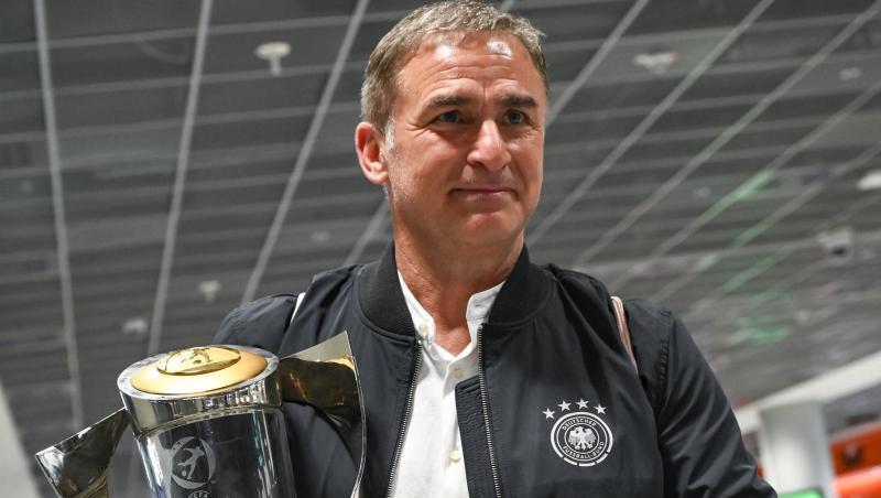Bundestrainer Stefan Kuntz mit dem Pokal für den Gewinn der U21-Europameisterschaft.