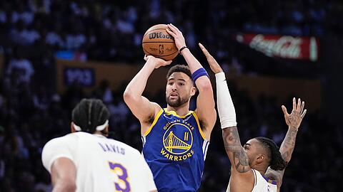 Guard Klay Thompson (M) wirft im Duell gegen sein zukünftiges Franchise auf den Korb.
