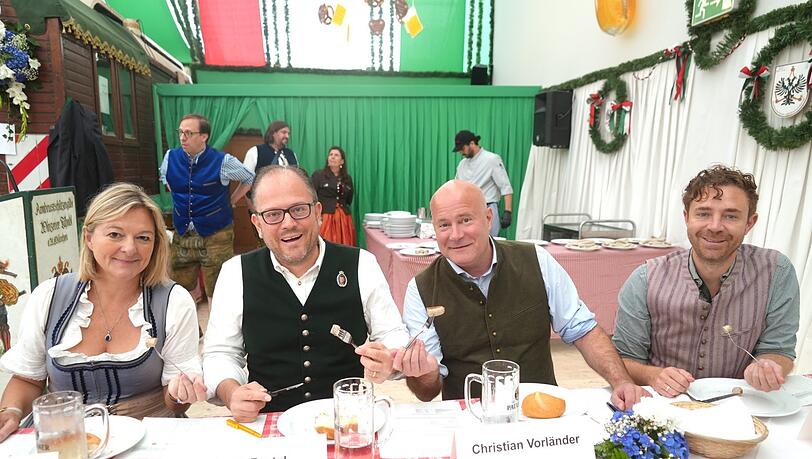 Ohne Senf und Bier mussten die Würstl verkostet werden - alles andere würde den Geschmack verfälschen. Unter den Testern waren auch Wiesn-Stadträtin Anja Berger (Grüne), CSU-Stadtratsfraktionschef Manuel Pretzl und Stadtrat Christian Vorländer (SPD).