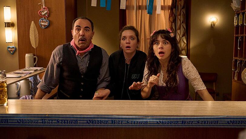 Charles (Adnan Maral, v. l.), Adriana (Stella Goritzki) und Millie (Tamara Romera Ginés) fürchten die Apokalypse der Wiesn-Zombies in der ZDFneo-Serie "Nighties".