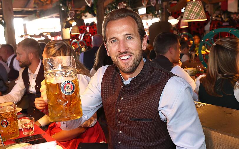 Auch FC-Bayern-Star Harry Kane ließ sich auf der Wiesn bereits eine Maß schmecken. Auch FC-Bayern-Star Harry Kane ließ sich auf der Wiesn bereits eine Maß schmecken.