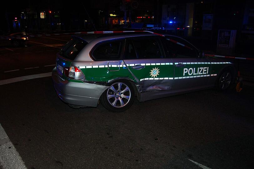 ...einen Streifenwagen übersehen: Der war mit Martinshorn und Blaulicht bei Rot auf der Paul-Heyse-Straße gefahren.