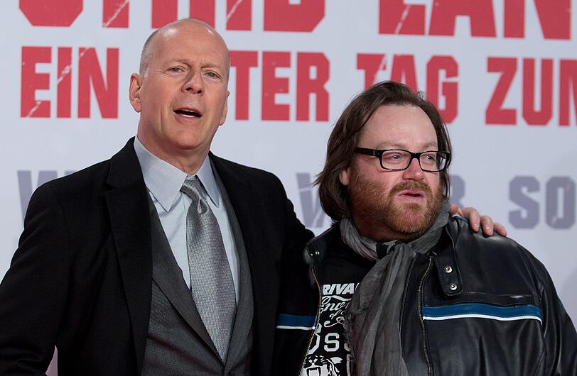 Bereits zum fünften Mal in der Rolle des knallharten Action-Cops: Bruce Willis mit Regisseur John Moore bei der "Stirb langsam 5.0"-Premiere in Berlin am Montagabend.