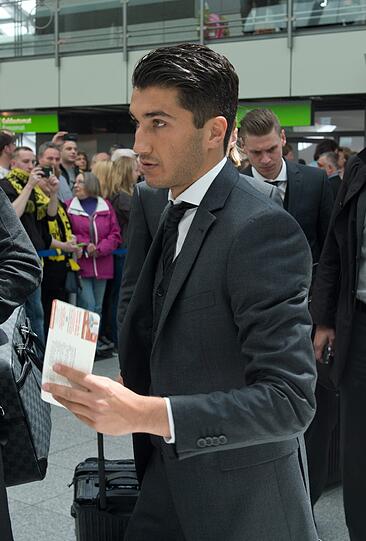 Auch der BVB ist nach London abgeflogen: Am Flughafen hatten die Dortmunder die Spielerfrauen dabei. Die Bilder.