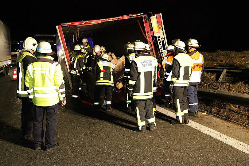 Ein LKW verunfallt auf der A 8 bei Frasdorf: Vollsperrung.