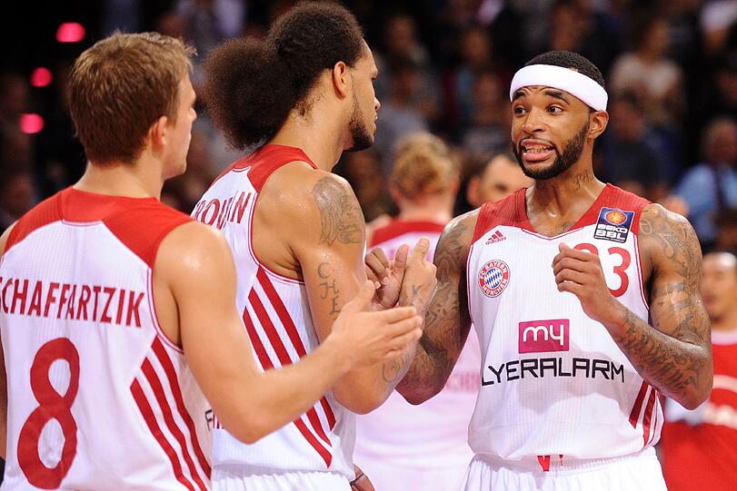 Heiko Schaffartzik (l-r), Chevon Troutman und Malcolm Delaney jubeln