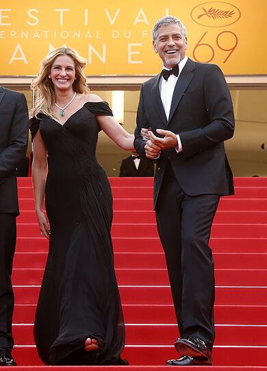 Julia Roberts - barfuß - und George Clooney.