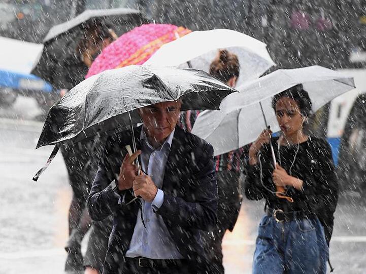 Nach den Bränden überflutet heftiger Regen einige Teile von Australien. Die Feuerwehr freut sich &ndash; aber es drohen neue Probleme. (Symbolbild)