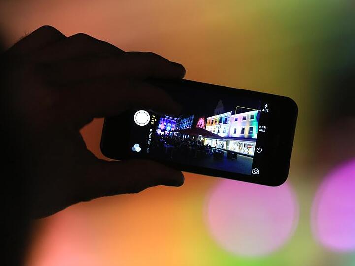 "Crowdworker" übernehmen kleine Jobs wie Fotografieren für Firmen und bieten ihre Dienste über das Internet an.