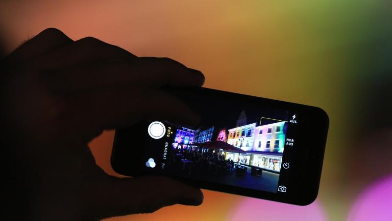 "Crowdworker" übernehmen kleine Jobs wie Fotografieren für Firmen und bieten ihre Dienste über das Internet an. "Crowdworker" übernehmen kleine Jobs wie Fotografieren für Firmen und bieten ihre Dienste über das Internet an.