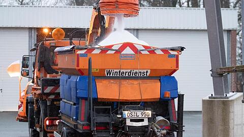 Ein Fahrzeug des Winterdienstes einer Straßenmeisterei im Landkreis Osnabrück wird mit Streusalz befüllt.