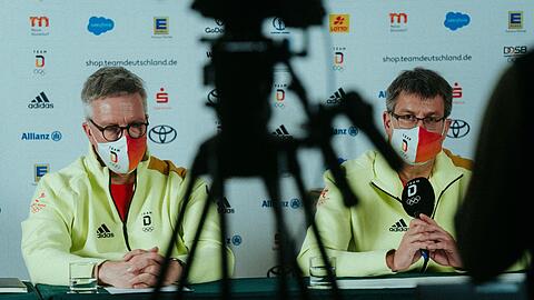 DOSB-Präsident Thomas Weikert (r) und Chef de Mission Dirk Schimmelpfennig sprechen bei einer Pressekonferenz.