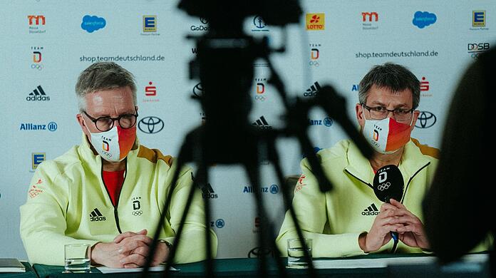 DOSB-Präsident Thomas Weikert (r) und Chef de Mission Dirk Schimmelpfennig sprechen bei einer Pressekonferenz.