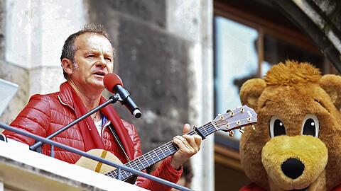 Willy Astor singt auf Meisterfeiern vom Rathausbalkon. Mit einigen Ex-Stars wie Mehmet Scholl steht er in Kontakt. Es gebe "keine bessere Visitenkarte" für die FCB-Zukunft als Thomas Müller.