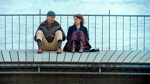 James Larkin White (Albrecht Schuch) und Julika (Paula Beer) am Zürichsee.