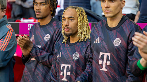 Keine Zukunft beim FC Bayern (v.l.): Jonah Kusi-Asare ist schon weg, Sacha Boey und Jo&atilde;o Palhinha sollen folgen.