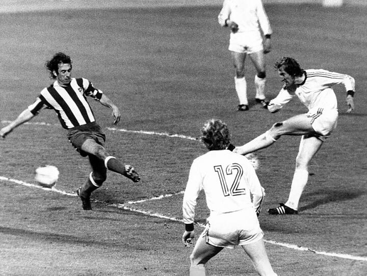 Katsche Schwarzenbeck trifft 1974 in der 120. Minute zum 1:1 im Europapokal der Landesmeister gegen Atletico Madrid. Dadruch kommt es zum Wiederholungsspiel, das Bayern gewinnt.