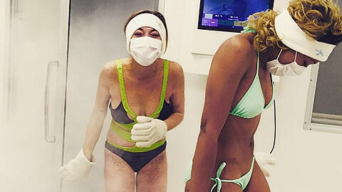 Frieren für die Schönheit: Lindsay Lohan (links) und Brittany Byrd. Mehr Fotos der Skandalnudel in der Bilderstrecke.