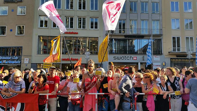 Hunderte demonstrieren gegen die Bagida-Kundgebung.