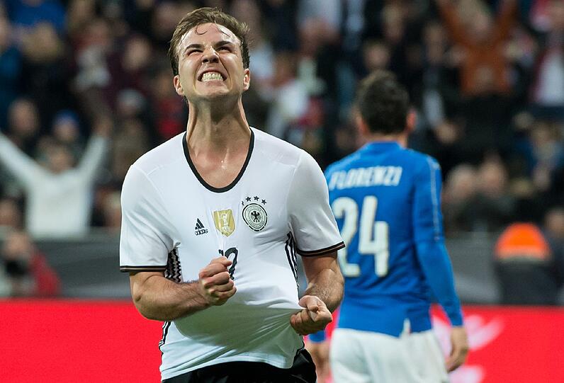 MARIO GÖTZE: NOTE 2.
Länderspiel-Jubiläum, das 50., als Sturmspitze. Und das in der Startelf. Und dann das: Ein Kopfballtreffer a la Horst Hrubesch. Das 2:0, sein 17. DFB-Treffer. Raus mit viel Applaus in der 61. Minute. Der Abend tat ihm gut.