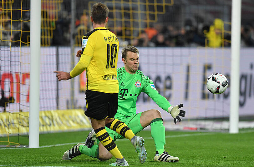 Manuel Neuer: Note 2. Machtlos beim 1:0 von Aubameyang, gegen Schürrles Volley-Gewaltschuss auf dem Posten. In der Halbzeit wie üblich von der Dortmunder Südtribüne mit Bananen beschenkt. Parierte stark Auge in Auge mit Aubameyang (71.).