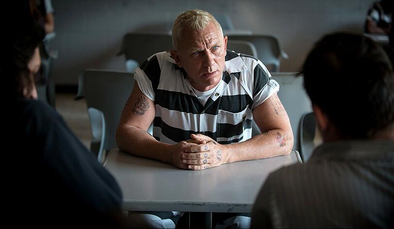 Tresorspezialist Joe Bang (Daniel Craig) lässt sich von den Logan-Brüder ihren irren Plan erklären.