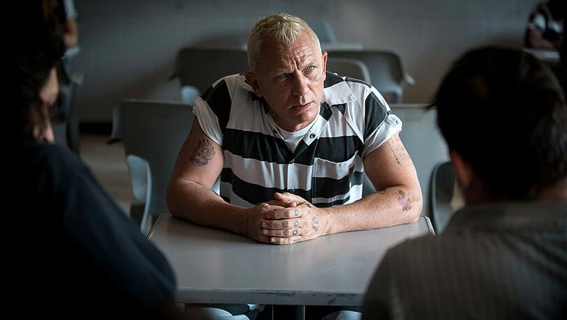 Tresorspezialist Joe Bang (Daniel Craig) lässt sich von den Logan-Brüder ihren irren Plan erklären.