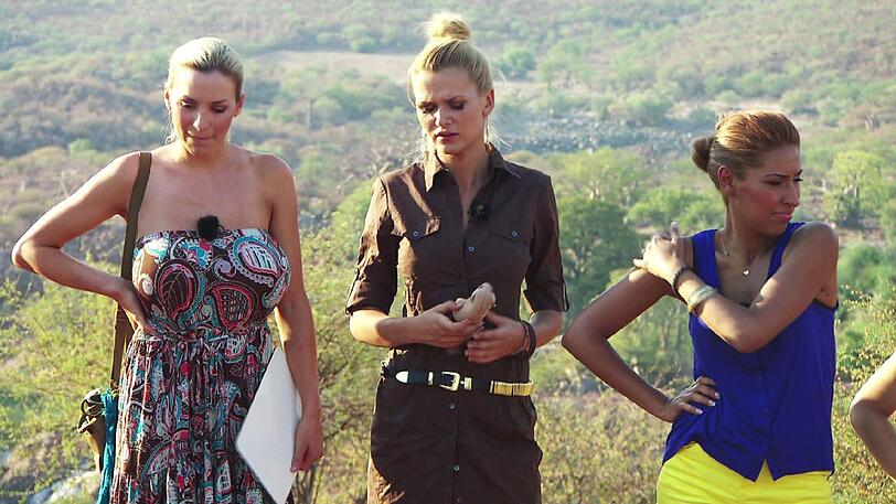 Am Ende muss Senna (r.) das Afrika-Camp verlassen. Sie hat sich wohl eindeutig ins Abseits gezickt.