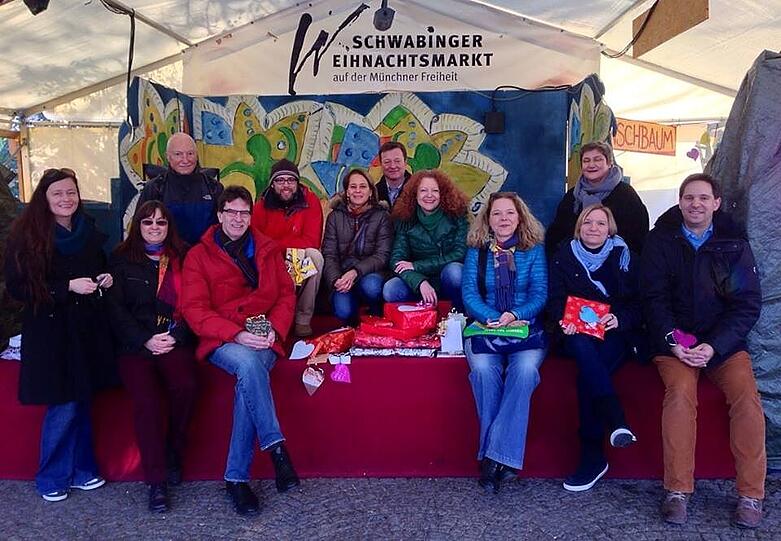 Die Grünen erfüllen am Schwabinger Weihnachtsmarkt Flüchtlingskinder-Wünsche.