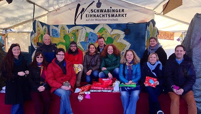 Die Grünen erfüllen am Schwabinger Weihnachtsmarkt Flüchtlingskinder-Wünsche. Die Grünen erfüllen am Schwabinger Weihnachtsmarkt Flüchtlingskinder-Wünsche.