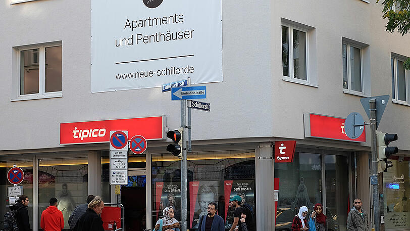 Frisch saniert ist es an der Schillerstraße. Unten Wettbüro, oben Wohnungen.