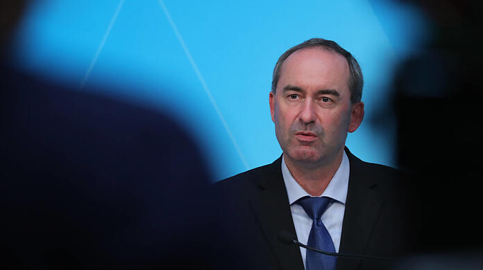 "Wie bei vielen anderen Anfragen und Lieferanten habe ich sein Anliegen ans LGL weitergeleitet", ließ Bayerns Wirtschaftsminister Hubert Aiwanger (Freie Wähler) mitteilen.