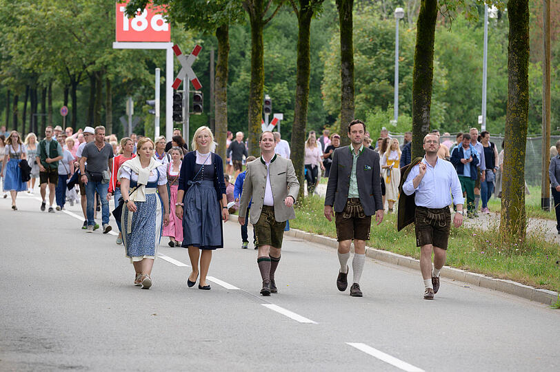 Die ersten Fans kommen nach Riem.