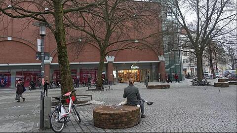 Der Galeria in Neuhausen ist beliebt im Viertel. Aber der Rotkreuzplatz ist kein Ort, an dem man sich gern mal hinsetzt, finden viele Anwohner.