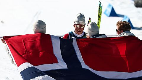 Klaebo (2.v.l.) siegte mit Norwegens Staffel souver&auml;n.