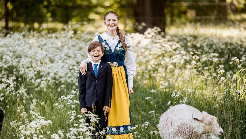 Prinzessin Estelle und Prinz Oscar in der Umgebung von Schloss Haga. Prinzessin Estelle und Prinz Oscar in der Umgebung von Schloss Haga.