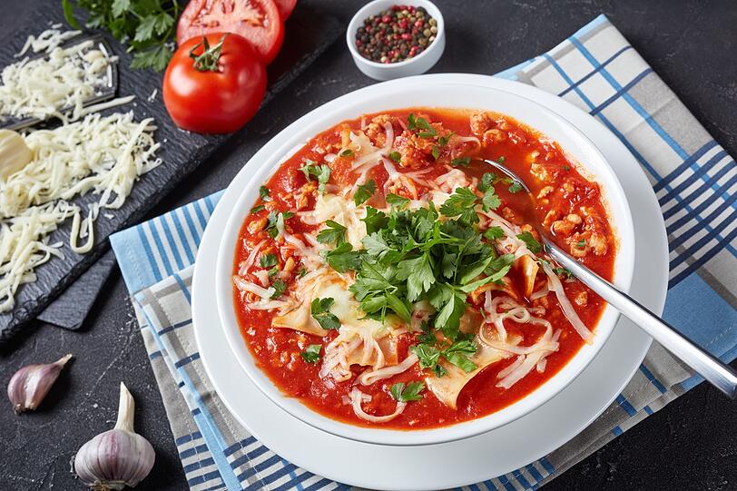In abgewandelter Form lässt sich der Nudel-Klassiker aus dem Ofen auch als Suppe genießen. Dafür werden die klassischen Zutaten nicht in eine Auflaufform geschichtet, sondern landen im Suppentopf. Im ersten Schritt Hackfleisch mit Zwiebeln und Knoblauch anbraten und anschließend mit Brühe und einer Dose Tomaten vermengen. Danach werden zerbrochene Lasagneplatten hinzugefügt, die mit etwas mehr Brühe mitköcheln. Dazu passt Petersilie und Crème fraîche. In abgewandelter Form lässt sich der Nudel-Klassiker aus dem Ofen auch als Suppe genießen. Dafür werden die klassischen Zutaten nicht in eine Auflaufform geschichtet, sondern landen im Suppentopf. Im ersten Schritt Hackfleisch mit Zwiebeln und Knoblauch anbraten und anschließend mit Brühe und einer Dose Tomaten vermengen. Danach werden zerbrochene Lasagneplatten hinzugefügt, die mit etwas mehr Brühe mitköcheln. Dazu passt Petersilie und Crème fraîche.