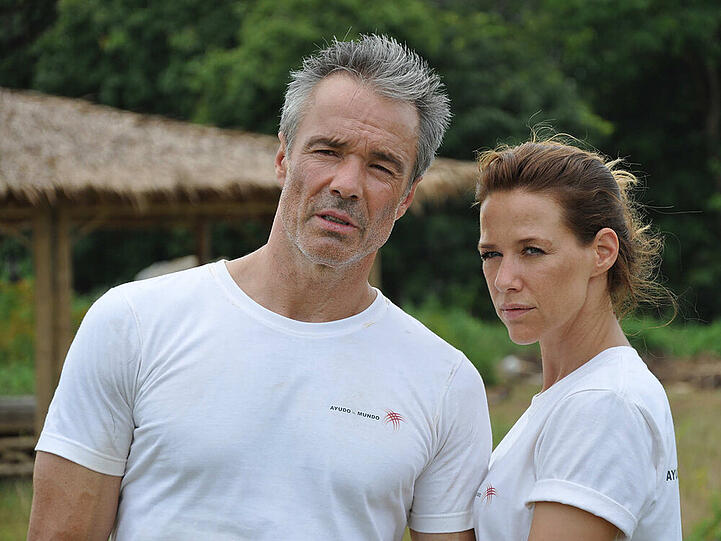 Hannes Jaenicke mit Alexandra Neldel in "Gegen den Sturm"