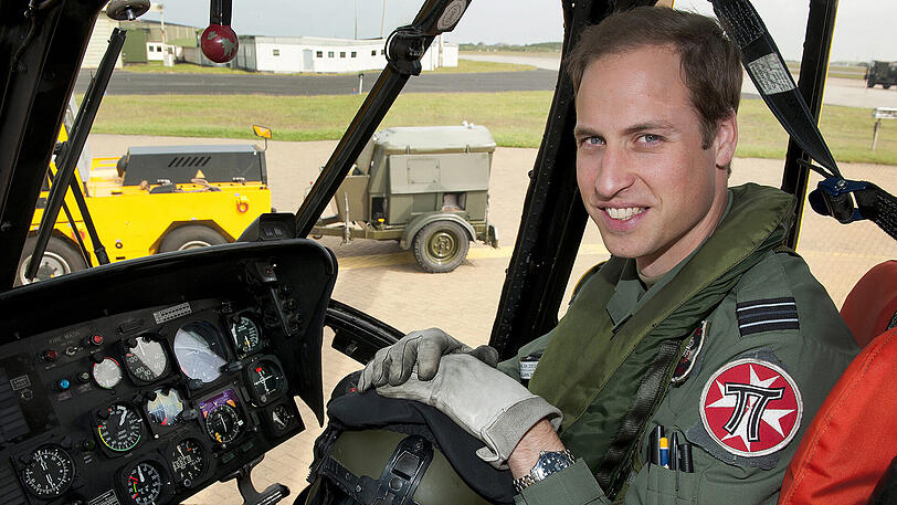Prinz William an Bord eines Rettungshubschraubers.