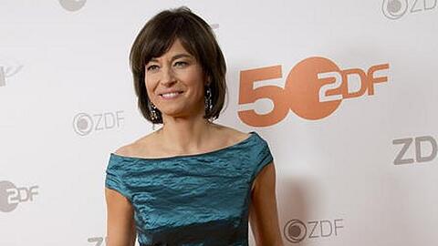Maybrit Illner posiert zum 50. Geburtstag des ZDF