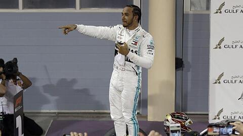 Lewis Hamilton jubelt über seinen Sieg.