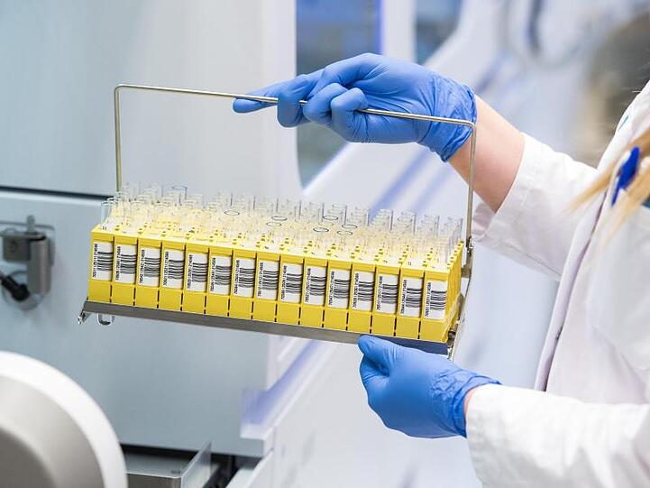 Laut dem MDR sollen die Bundesliga-Profis alle drei Tage auf eine mögliche Infektion mit dem Coronavirus getestet werden.