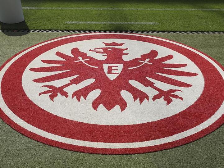 Das Logo von Eintracht Frankfurt. Foto: Frank Rumpenhorst/dpa/Archivbild